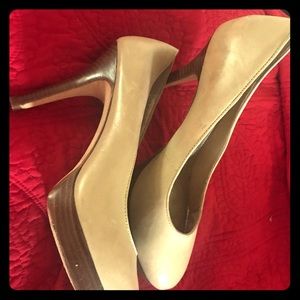 Gorgeous Antonio Melani Cream Pumps